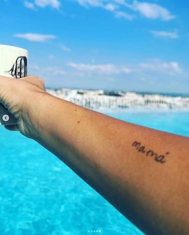 Georgina muestra su tatuaje m¨¢s personal durante una jornada de piscina en Portugal