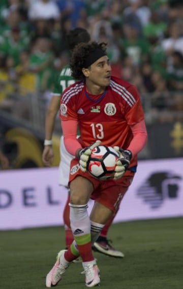 El guardameta de México, Guillermo Ochoa, saca un balón ante Jamaica.