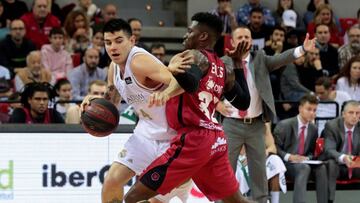 GRAF943. ZARAGOZA, 1/12/2019.- El alero argentino del Real Madrid Gabriel Deck (i) disputa un balón con Dylan Ennis (d), base canadiense del Casademont Zaragoza, durante el partido de la undécima jornada de Liga Endesa que se disputa este domingo en el Pabellón Príncipe Felipe de Zaragoza. EFE/ Javier Cebollada
