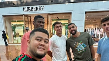 Mosquera, Zubimendi y Raya posan para un aficionado.