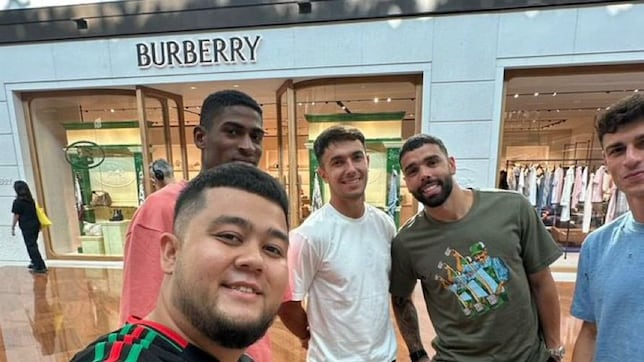 Mosquera con Zubimendi y Raya en Singapur