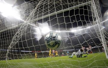 0-1. Leo Messi marcó el primer gol.