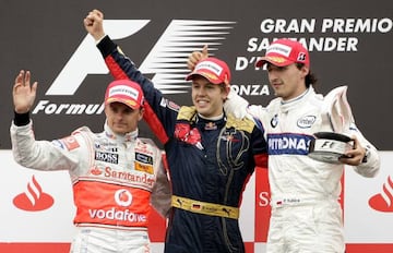 Toro Rosso Formula One driver Sebastian Vettel (C) of Germany poses on the podium with McLaren's Heikki Kovalainen (L) of Finland and BMW Sauber's Robert Kubica of Poland after the Italian F1 Grand Prix race in Monza September 14, 2008. Vettel won the rac