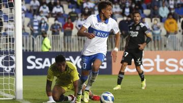 Futbol, Universidad Catolica vs Colo Colo.
Supercopa 2022.
El jugador de Universidad Catolica Diego Valencia, juega el balón contra Colo Colo durante el partido por la Supercopa realizado en el estadio Municipal Ester Roa Rebolledo.
Concep
