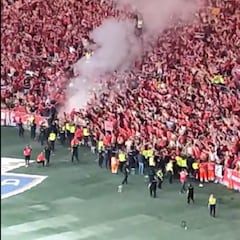 Avalancha tras el gol de Osasuna por el encendido de bengalas