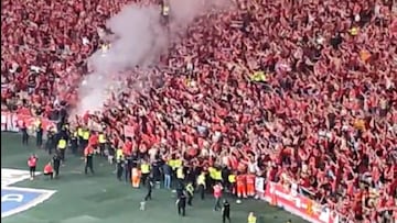 Avalancha tras el gol de Osasuna por el encendido de bengalas