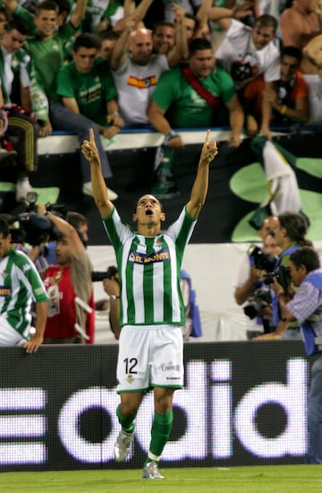 Tuvo varias etapas en el Betis y en todas ellas marcó la diferencia en ataque. Hasta 377 goles marcados en clubes y selección. El brasileño sigue retrasando su adiós del fútbol y el pasado mes de enero anunció su fichaje por el Sao Caetano a sus 41 goles.