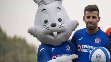 El creativo uruguayo llegó a Cruz Azul para el Clausura 2020 y ya ha levantado expectativa entre sus aficionados. Cepellini, ex de Atlético Nacional, buscará ser el eslabón que asocie la mitad de la cancha con los delanteros. 