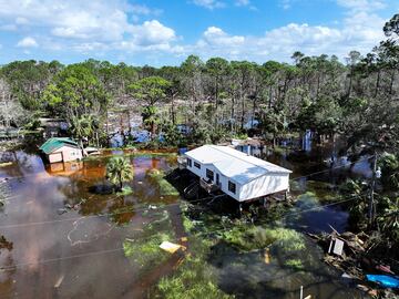 Una vista aérea de un área inundada y dañada tras el paso del huracán Helene en Steinhatchee, Florida.