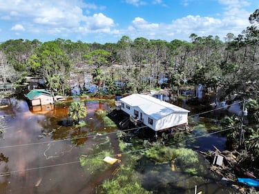 Una vista aérea de un área inundada y dañada tras el paso del huracán Helene en Steinhatchee, Florida.