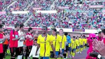 <b>PASILLO. </b>Samuel Etoo encabeza la alineación del Barça, que desfila entre el pasillo mallorquinista. Los blaugrana llegaron como campeones de Liga y Copa del Rey.