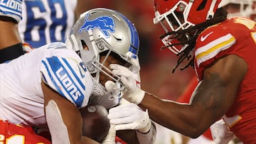 KANSAS CITY, MISSOURI - SEPTEMBER 07: Mike Danna #51 of the Kansas City Chiefs grabs the face mask of David Montgomery #5 of the Detroit Lions in the third quarter at GEHA Field at Arrowhead Stadium on September 07, 2023 in Kansas City, Missouri.   Jamie Squire/Getty Images/AFP (Photo by JAMIE SQUIRE / GETTY IMAGES NORTH AMERICA / Getty Images via AFP)