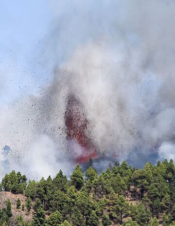 La erupción volcánica ayer (domingo 19 de septiembre) en los alrededores de Las Manchas, en El Paso (La Palma), después de que el complejo de la Cumbre Vieja acumulara miles de terremotos en la última semana, conforme el magma iba presionando el subsuelo en su ascenso. Las autoridades habían comenzado horas antes evacuar a las personas con problemas de movilidad en cuatro municipios.