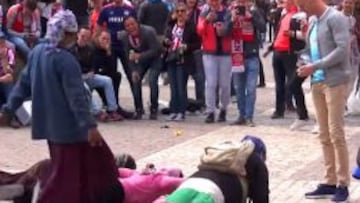 Aficionados del PSV se ríen de varias indigentes en Madrid.