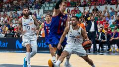 El base argentino del Real Madrid Facu Campazzo (d) controla el balón ante la oposición del pívot checo del Barça, Jan Vesely (c), durante el partido de semifinales de la Supercopa ACB, que están disputando este sábado en el Palacio de los Deportes de Murcia.