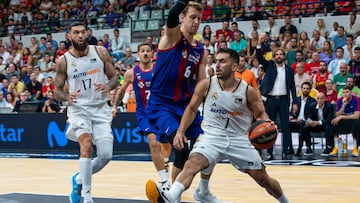 El base argentino del Real Madrid Facu Campazzo (d) controla el balón ante la oposición del pívot checo del Barça, Jan Vesely (c), durante el partido de semifinales de la Supercopa ACB, que están disputando este sábado en el Palacio de los Deportes de Murcia.