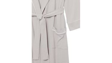 Este albornoz para hombre, disponible en cuatro colores, suma 6.500 valoraciones
