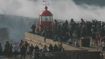 Las olas gigantes del ex huracán Kirk en el Fuerte de San Miguel Arcángel en Praia do Norte, Nazaré (Portugal). Con público. El miércoles 9 de octubre del 2024.