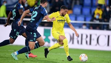 VILLARREAL, SPAIN - OCTOBER 26: Arnaut Danjuma of Villarreal scores their third goal during the LaLiga Santander match between Villarreal CF and Cadiz CF at Estadio de la Ceramica on October 26, 2021 in Villarreal, Spain. (Photo by Aitor Alcalde/Getty Ima