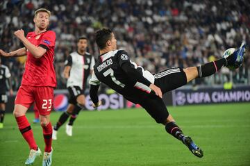 TURIN, ITALY - OCTOBER 01:  (R)Cristiano Ronaldo of FC Juventus in action during the UEFA Champions League group D match between Juventus and Bayer Leverkusen at Juventus Arena on October 1, 2019 in Turin, Italy. 