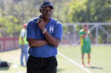 El estratega catracho tomó de forma interina el mando del combinado nacional en julio del 2004. Su primer partido fue un amistoso contra Panamá, mismo que terminó empatado sin goles.