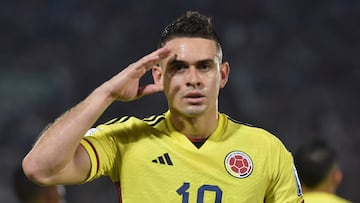 Rafael Santos Borré celebrando su gol con la Selección Colombia ante Paraguay en Asunción por Eliminatorias.