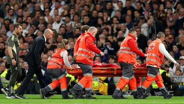 Tremendo susto tras el choque entre Eduardo Camavinga y Raúl Asencio. El defensa central se lleva la peor parte. Fue atendido por los servicios médicos que tras colocarle un collarín, es retirado en camilla. El árbitro aplicaba el protocolo para los golpes en la cabeza.