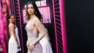 Ana de Armas posa en la alfombra roja del estreno de la película "Ballerina" en Los Ángeles, California.