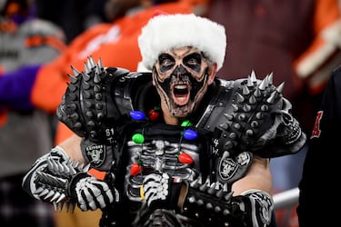 Aunque los Raiders partían como favoritos en su visita al FirstEnergy Stadium de Cleveland, por la ausencia del quarterback titular local (Baker Mayfield, al que sustituyó Nick Mullens), tuvieron que esperar al último suspiro para imponerse a los Browns gracias a un gol de campo. En la foto, un miembro de la "raider nation" celebrándolo.
