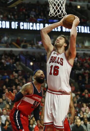 Paul Gasol disputa el balón contra Drew Gooden.