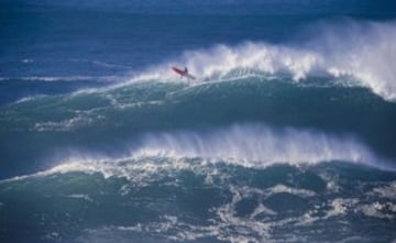 Ante esta serie de olas monstruosas, Tom Butler prefiere agarrar su tabla como si fuera una guitarra y empezar a tocar. Una auténtica surfstar!