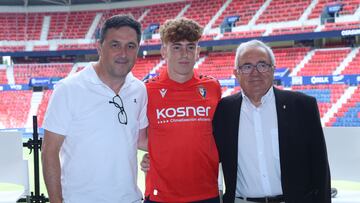 Víctor Muñoz, junto a Sabalza y Braulio, en su presentación.