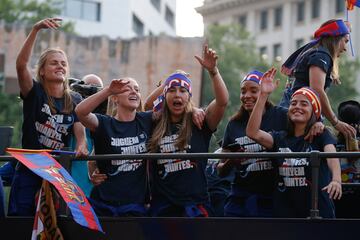 El recorrido de la rúa comenzó a las 18:00 en el Spotify Camp Nou. Desde ahí salieron los autobuses del equipo masculino y el femenino para celebrar juntos sus respectivos títulos ligueros. Las jugadoras del femenino.