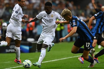 Warsaw (Poland), 14/08/2024.- Vinicius Junior (C) of Real Madrid and Marten de Roon (R) of Atalanta BC in action during the UEFA Super Cup soccer match between Real Madrid and Atalanta BC, in Warsaw, Poland, 14 August 2024. (Polonia, Varsovia) EFE/EPA/Leszek Szymanski POLAND OUT
