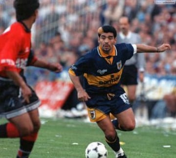 En 1995, tras el castigo de la FIFA por su dopaje en el Mundial de EE.UU 94', Diego Maradona vuelve a vestir la camiseta de Boca Juniors. Entre 1995 y 1997, el '10' disputó 30 partidos, y marcó 7 goles. Acá lo vemos con el vistoso mechón rubio.