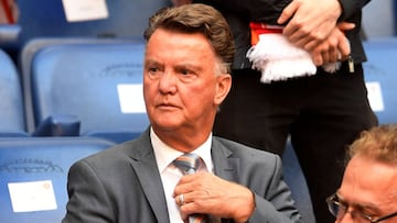 Van Gaal rompe su silencio y critica al United por su despido