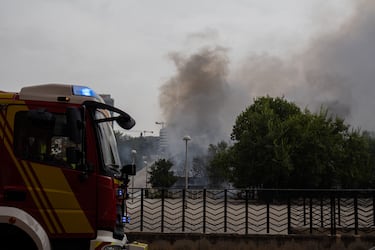 El incendio se originó en la calle Párroco Eusebio Cuenca, en una zona sin urbanizar cercana al Espacio Delicias y el Museo del Ferrocarril, en Madrid.