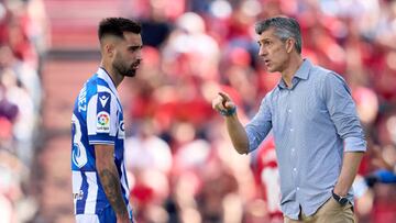 MALLORCA, SPAIN - MARCH 12: Head Coach Imanol Alguacil of Real Sociedad gives instructions to Brais Mendez during the LaLiga Santander match between RCD Mallorca and Real Sociedad at Visit Mallorca Estadi on March 12, 2023 in Mallorca, Spain. (Photo by Alex Caparros/Getty Images)