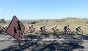 El equipo ciclista Sky está entrenando en las tranquilas carreteras de Victoria. Un lugar donde sorprenden las señales que se encuentran a su paso. No está claro si los niños campan a sus anchas o tienen prioridad para cruzar una carretera sin paso de pe