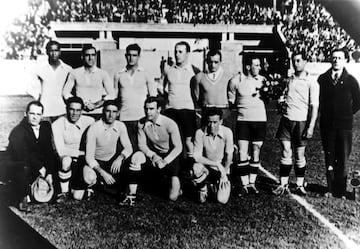 Los uruguayos ganaron por segunda vez consecutiva la medalla de oro en unos JJ.OO. y constataron su superioridad mundial. Vencieron a Argentina en la final. 