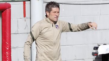 Nacho Fernández da indicaciones en el Atlético B-Castilla.