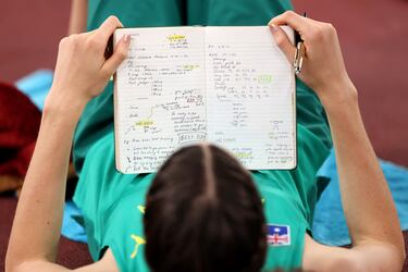 Nicola Olyslagers, del equipo australiano, lee sus notas de entrenamiento antes de competir en la clasificación de salto de altura femenino, durante el sexto día del Campeonato Mundial de Atletismo Tokio.