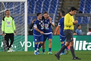 ROM01. ROMA (ITALIA), 12/10/2016.- El jugador Francesco Totti (c) celebra con su compañero Diego Armando Maradona (c-i), luego de anotar un gol durante un partido de beneficencia 'Partido de la Paz- Unidos por la Paz' hoy, miércoles 12 de octubre de 2016, que es promovido por la fundación Escuelas del Encuentro, una organización impulsada por el papa Francisco, en el estadio Olímpico en Roma (Italia). 