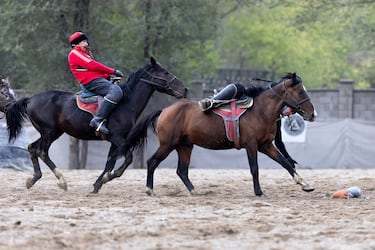 Jinetes luchan por el control de la cabra en plena carrera de Kokpar.