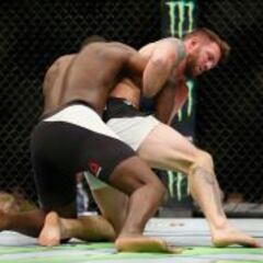 Anthony Rumble Johnson se forma por el cinturón