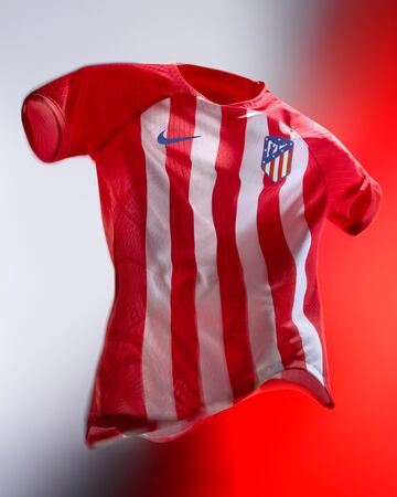 El conjunto rojiblanco junto con la marca deportiva que le viste han presentado la que será la equipación para la temporada que viene. La última antes de la vuelta al anterior escudo.