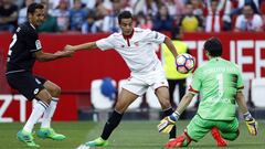 GRA422. SEVILLA. 08/04/2017.- El delantero israel&iacute; del Sevilla FC, Wissam Ben Yedder (c), marca el cuarto gol ante la oposici&oacute;n del costarricense Celso Borges (i) y el portero argentino Germ&aacute;n Dar&iacute;o Lux (d), del Deportivo de La Coru&ntilde;a, durante el partido de la trig&eacute;simo primera jornada de Liga en Primera Divisi&oacute;n que se juega esta tarde en el estadio Ram&oacute;n S&aacute;nchez-Pizju&aacute;n, en Sevilla. EFE/Julio Mu&ntilde;oz