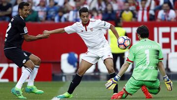 GRA422. SEVILLA. 08/04/2017.- El delantero israelí del Sevilla FC, Wissam Ben Yedder (c), marca el cuarto gol ante la oposición del costarricense Celso Borges (i) y el portero argentino Germán Darío Lux (d), del Deportivo de La Coruña, durante el partido de la trigésimo primera jornada de Liga en Primera División que se juega esta tarde en el estadio Ramón Sánchez-Pizjuán, en Sevilla. EFE/Julio Muñoz