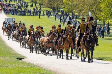 La King's Troop Royal Horse Artillery llega al Castillo de Windsor. 