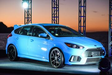 En la Región de la Araucanía Ford presentó por primera vez en Chile el Focus RS. Desde la línea de performance de la marca llega con un motor de 2.3 litros y 350 hp de potencia.
La presentación se llevó a cabo en Pucón y luego se realizó una prueba del vehículo en el autódromo Interlomas de Temuco.